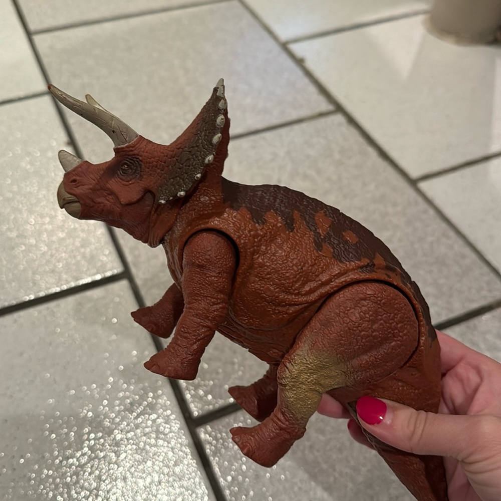 Jurassic World Roarivores Triceratops Mattel Jurassic Park Dinosaur Sounds